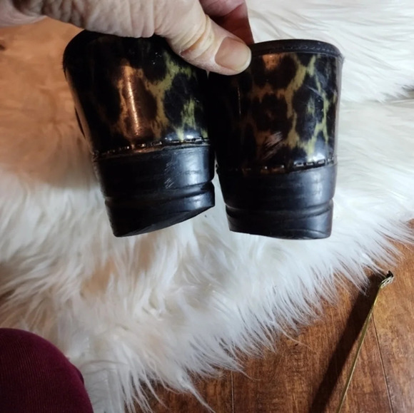 Dansko Green Patent  Leopard Clogs 40/10 - Picture 12 of 14
